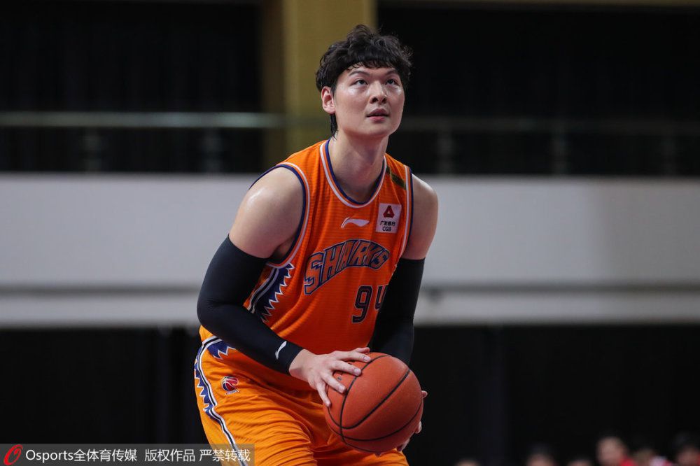 她身穿棒球夹克搭配宽松牛仔裤