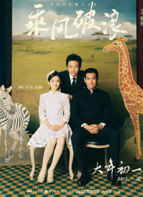 蕾妮·齐薇格单肩裙面容显苍老，和男友道尔·布莱姆豪尔牵手大秀恩爱。
