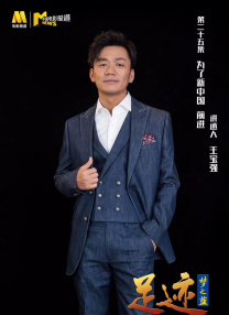 龙妈《韩·索罗外传》正式杀青 与导演合照露灿笑 2017-09-25 《韩·索罗外传》导演朗·霍华德今日在社交网站发布照片宣布“龙妈”艾米莉亚·克拉克戏份正式杀青，照片中，龙妈一头黑发，露出灿烂微笑，心情大好。