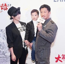 ”曾黎话不多，很安静，不喜欢说些或做些矫情虚伪 《黎明之眼》公映 郑佩佩母女共饰“慰安妇” 2014-09-18 由香港著名导演吕小龙执导并演绎，实力派演员郑佩佩携女儿原子鏸，搭档老戏骨曾江，共同出演的“慰安妇”题材反战巨制《黎明之眼》，正式于今日（9月18日）全国公映。